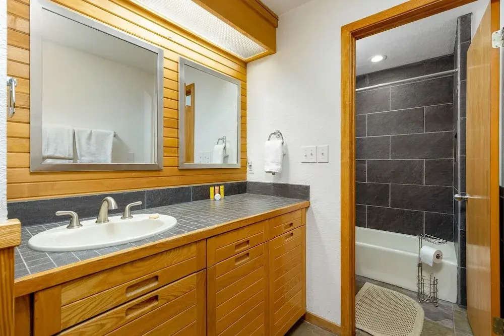 2796 Slopeside 2 Bedroom Condo by RedAwning