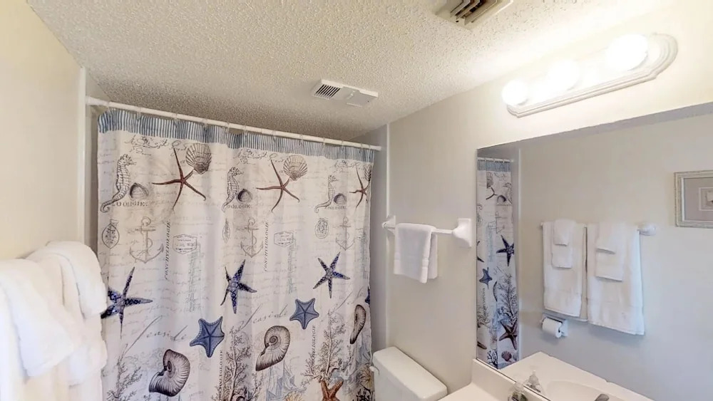 Bright 2 Bedroom Ground Floor, Ocean Front Condo With Beach Access And Pool Condo