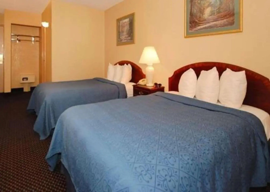 Econo Lodge Inn & Suites Waterloo Downtown