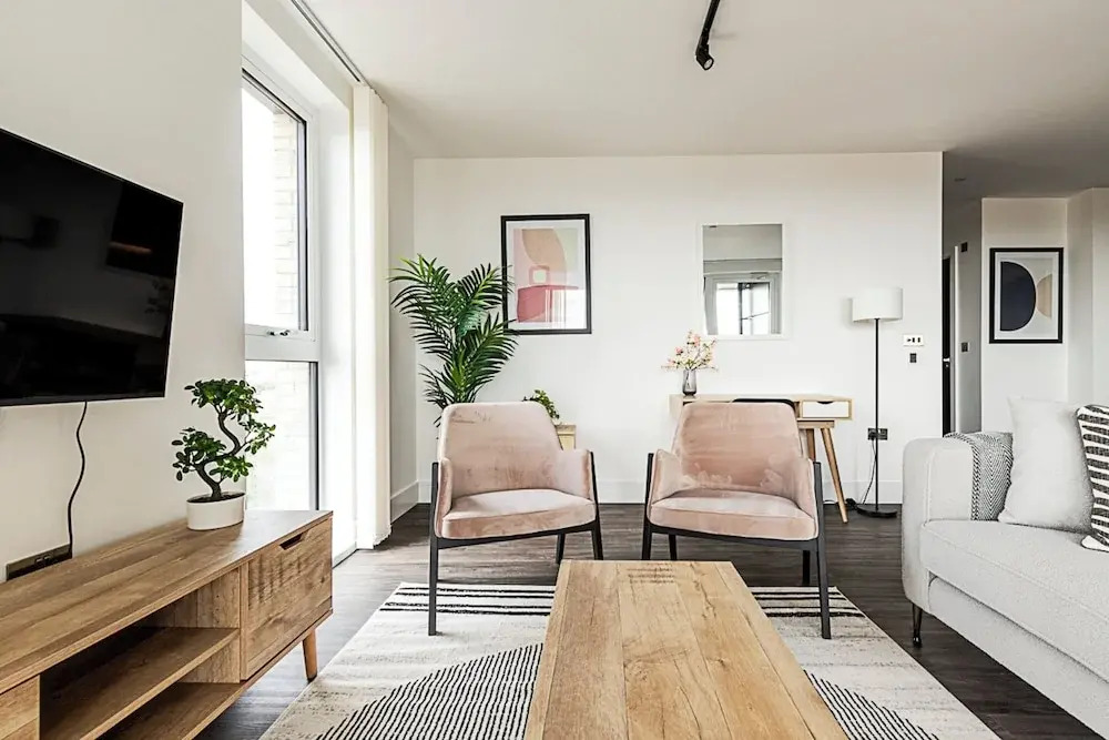 Chic and Sleek Sky-high Apartment