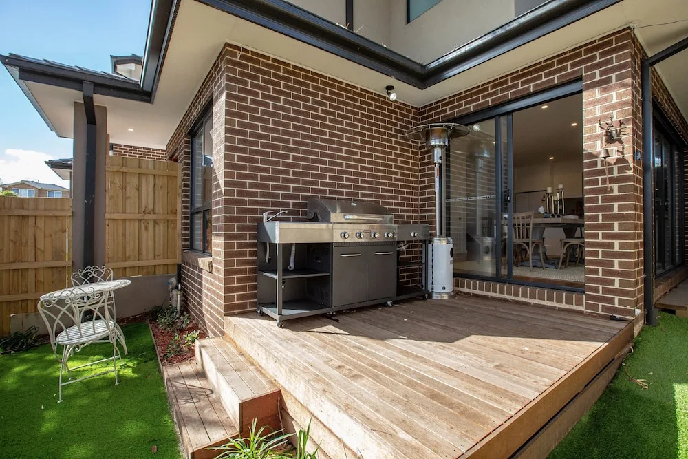 AU.JOY 3 Bed Townhouse Burwood 1