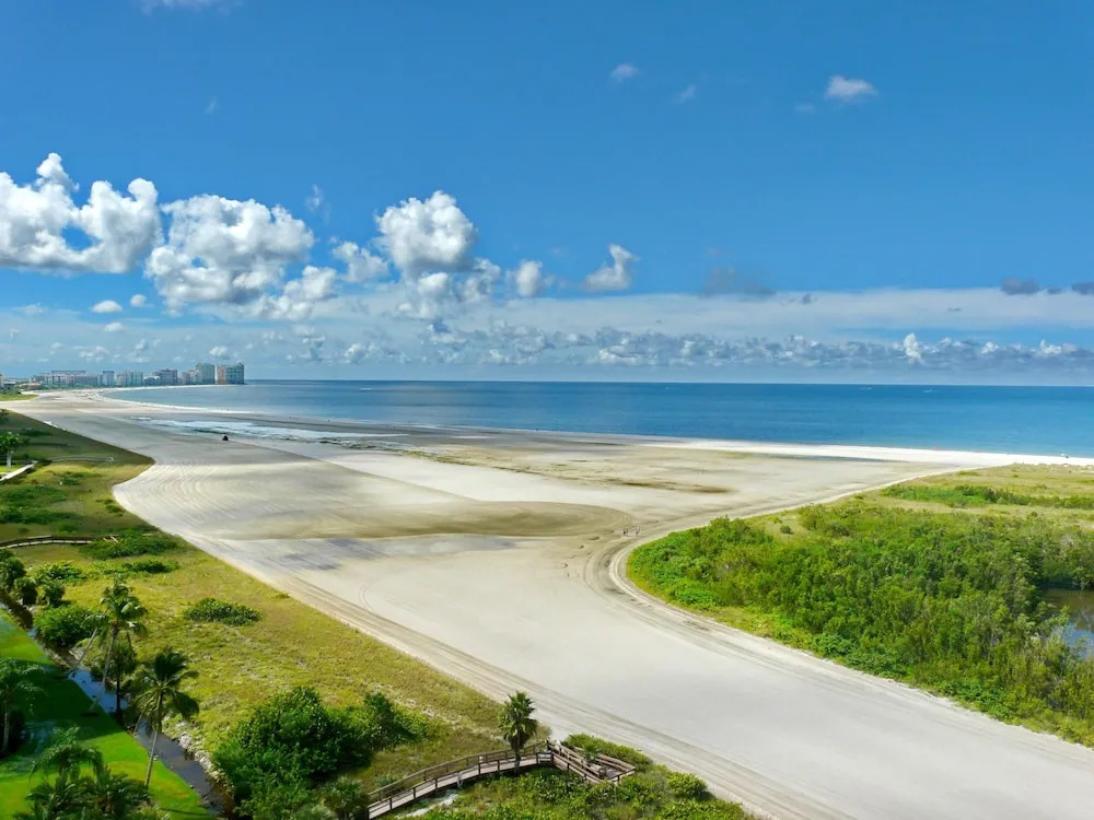 Sun-bright Beachfront Condo With Pool/tennis Courts