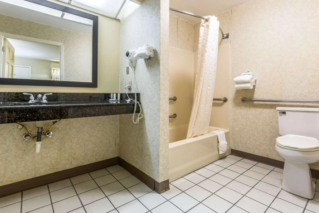 Quality Inn & Suites Greensboro near Lake Oconee