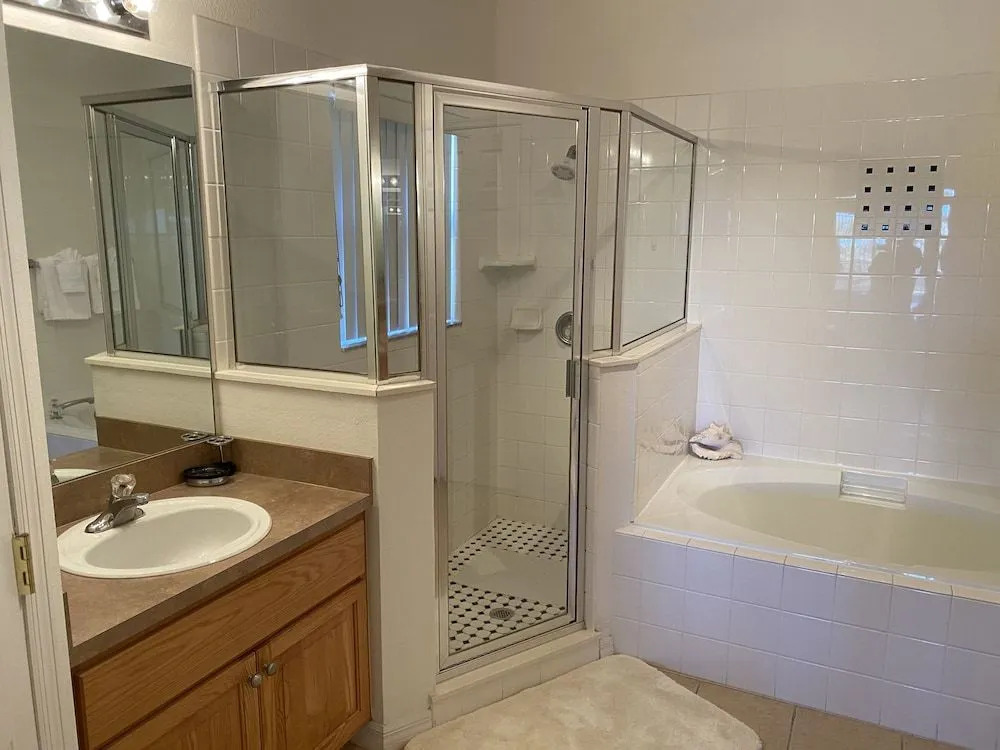 Sunny, Family-Friendly Villa with Large Pool in Gated Community Near Disney