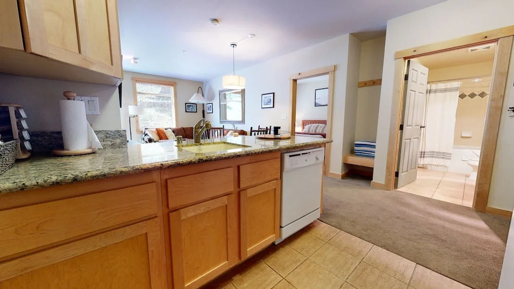 Sunstone 114 Updated Ski-In Ski-Out Condo At Sunstone Lodge with Great Complex Amenities by RedAwning