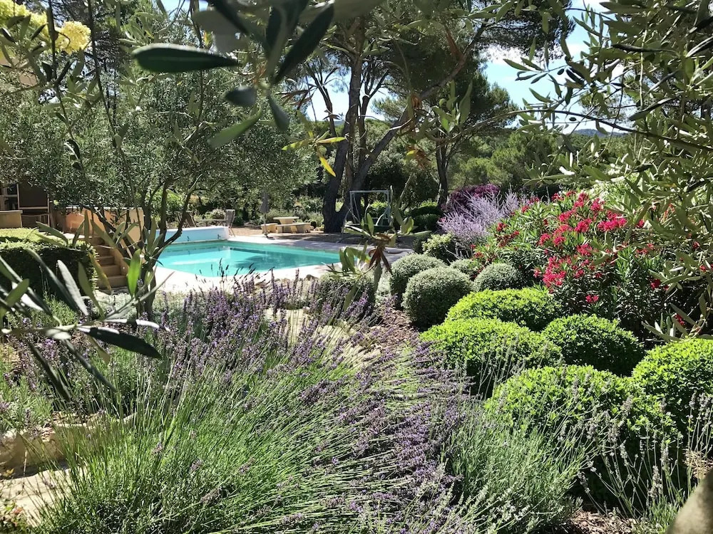 Stylish Villa With Heated Swimming Pool Close to the Lovely L'isle-sur-la-sorgue