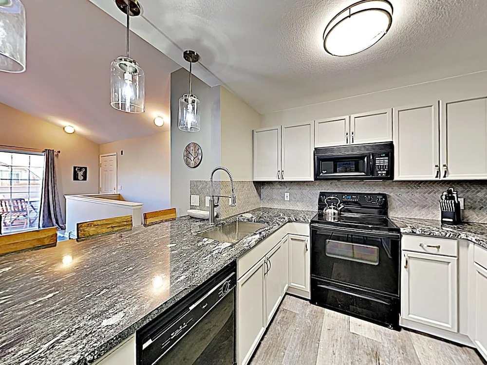 New Listing! Mountain-view : Pool & Hot Tub 2 Bedroom Condo