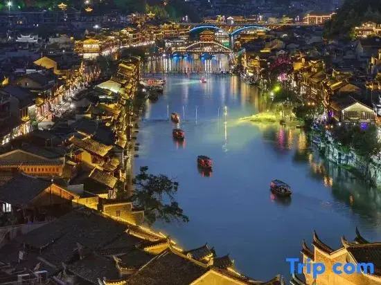 Shanming High-end Guest House(Tuojiang Branch,Fenghuang Ancient City)