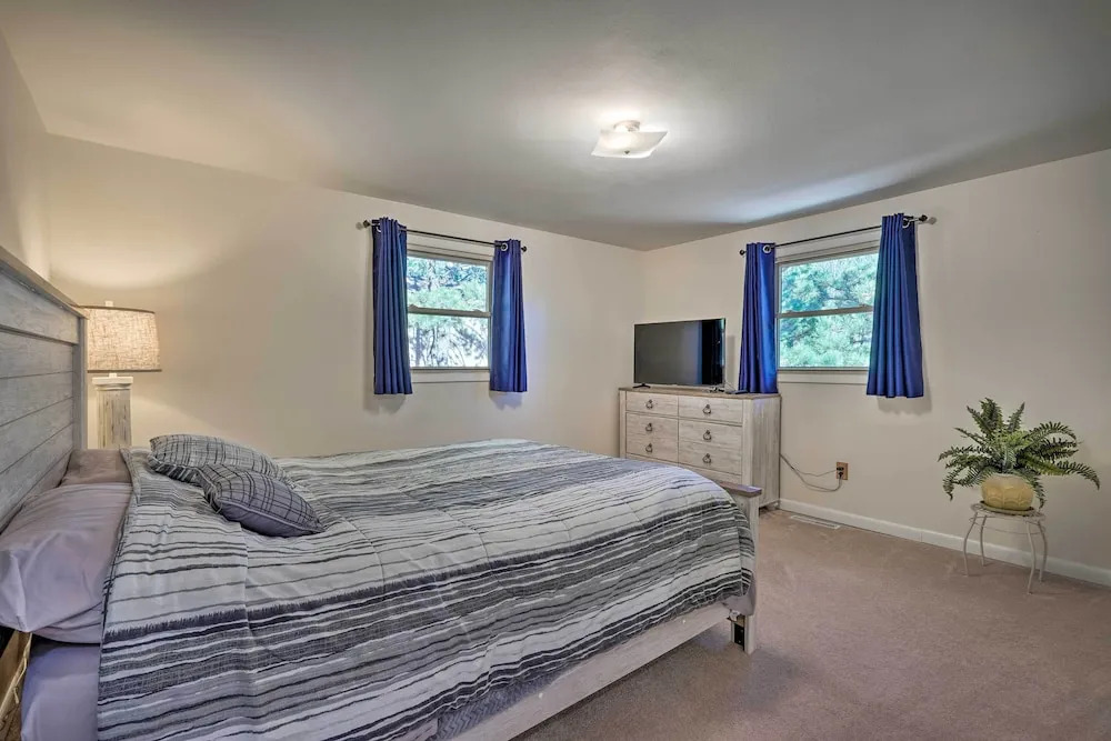 327936 Hot Tub + Mtn Views: Woodland Park Gem