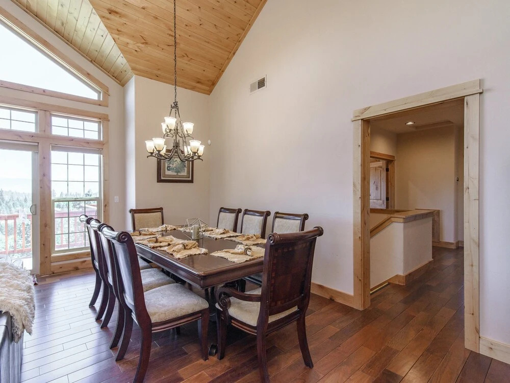 Stunning and Spacious in Truckee by RedAwning
