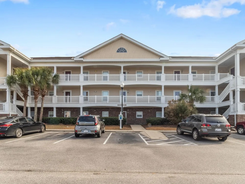 Wedgewood #324 2 Bedroom Condo by RedAwning
