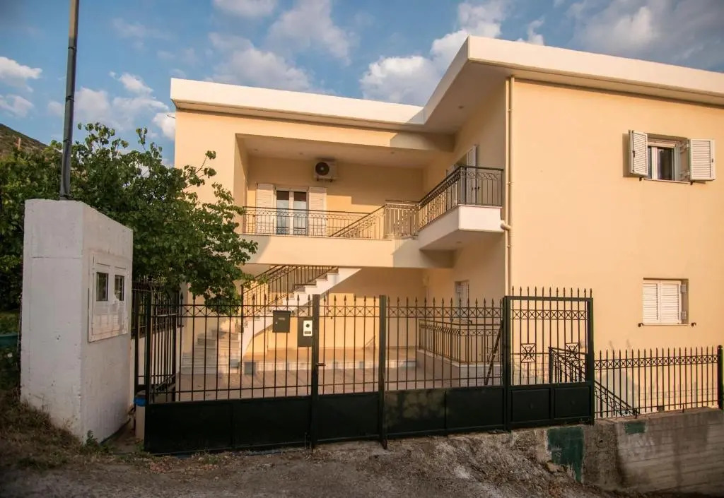 Lovely 3-bedroom Rental Unit With Alluring Views