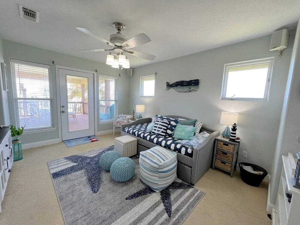 Sea-renity 3 Bedroom Home by Redawning