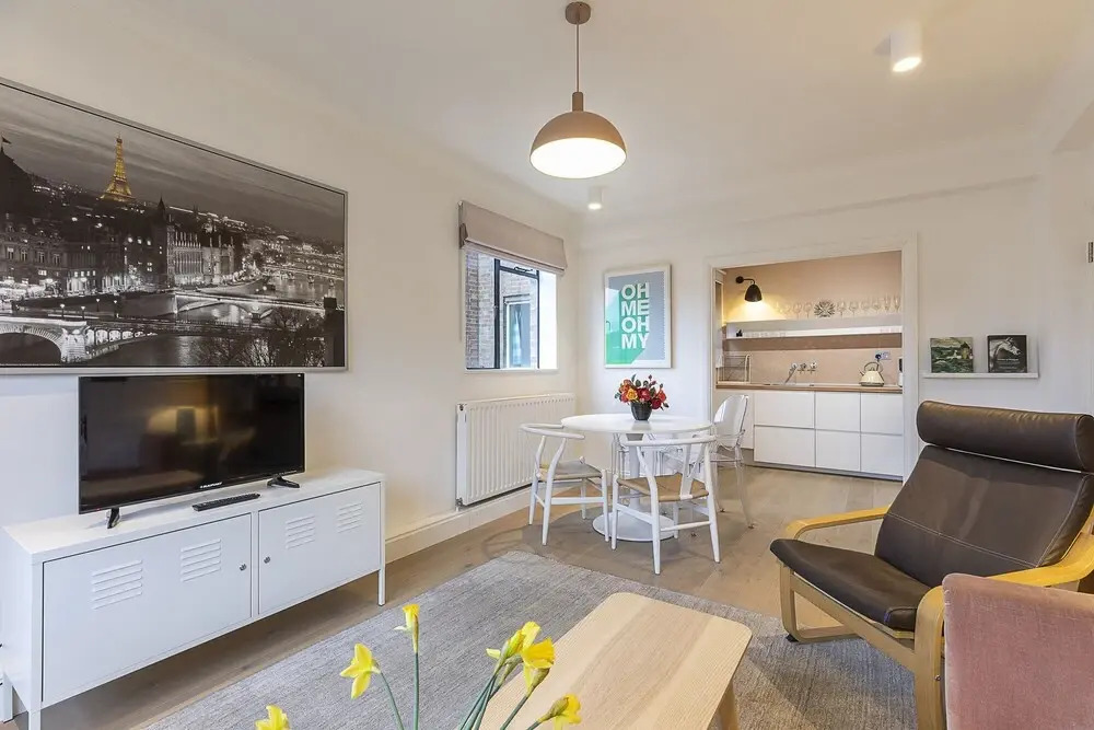 Modern 2BR Flat Minutes From Kensington Gardens