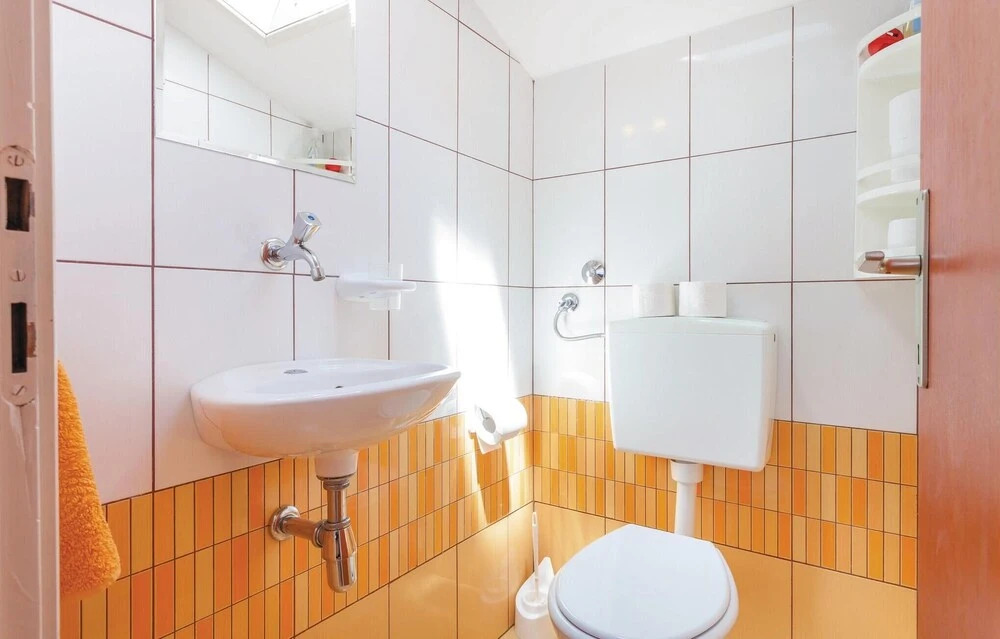 Beautiful Home in Okrug Donji With Wifi and 7 Bedrooms