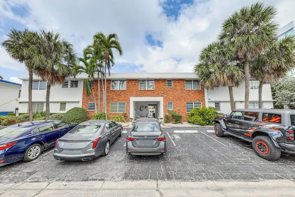 Ft Lauderdale Apt w/ Pool - 1 Mi to Beach Access!