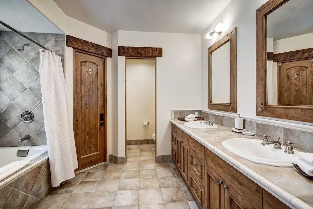 5BR Alpine Luxury Home with Private Hot Tub by RedAwning - Save 20% on 7+ Nights!