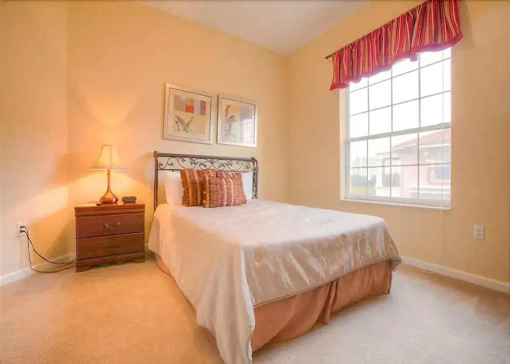 Top-Floor Luxurious LAKEVIEW Condo