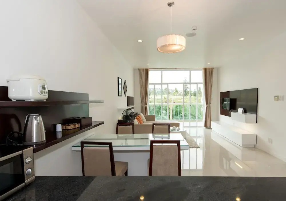 Garden view Apartment - 2 mins to beach