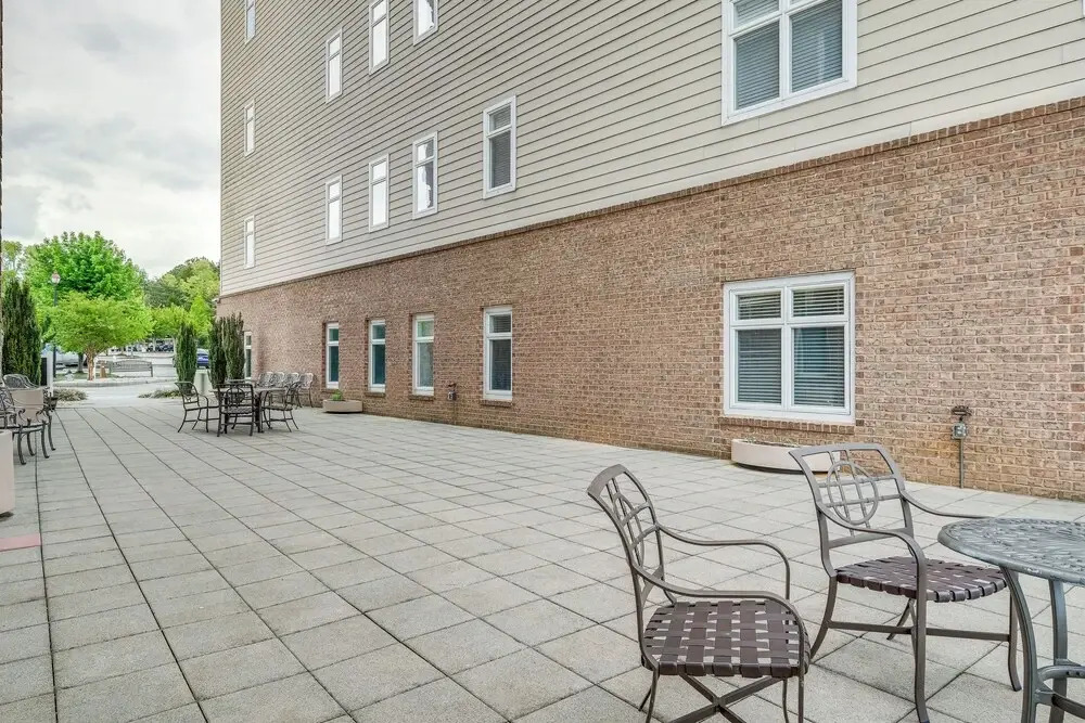 Lakefront Huddleston Condo w/ Community Pool