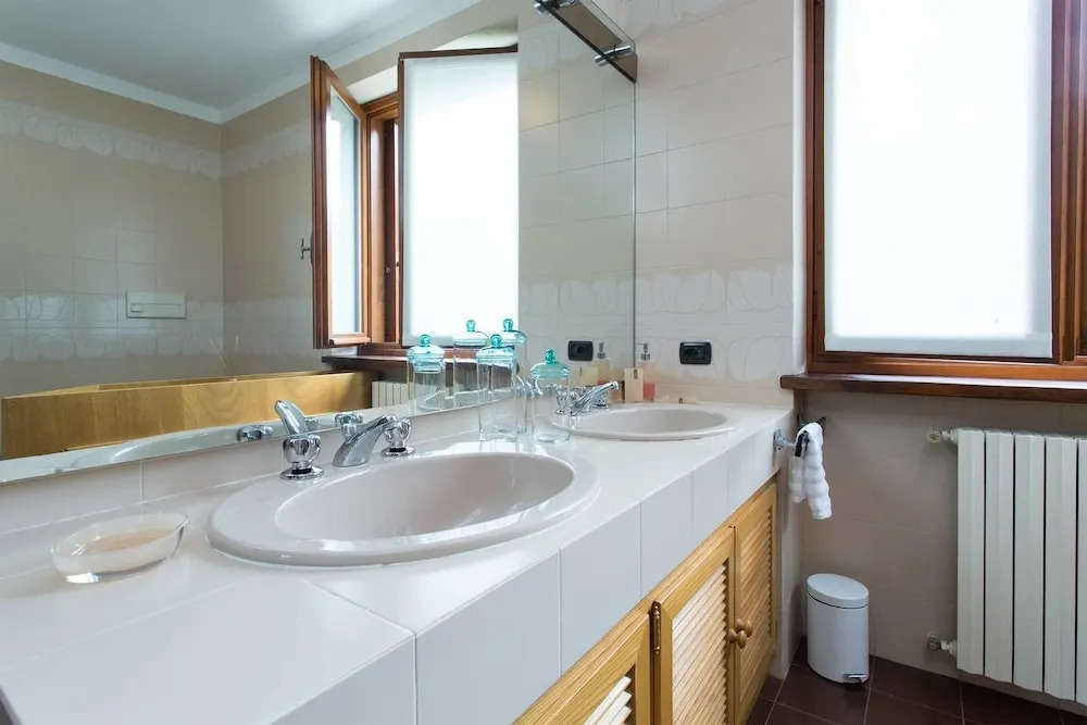 Beautiful Villa, Wifi, Bbq, Private Garden, Short Walk to Lakeside, Beach and Restaurants