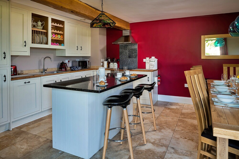 Cottage in Conwy With Hot Tub & Mountain Views