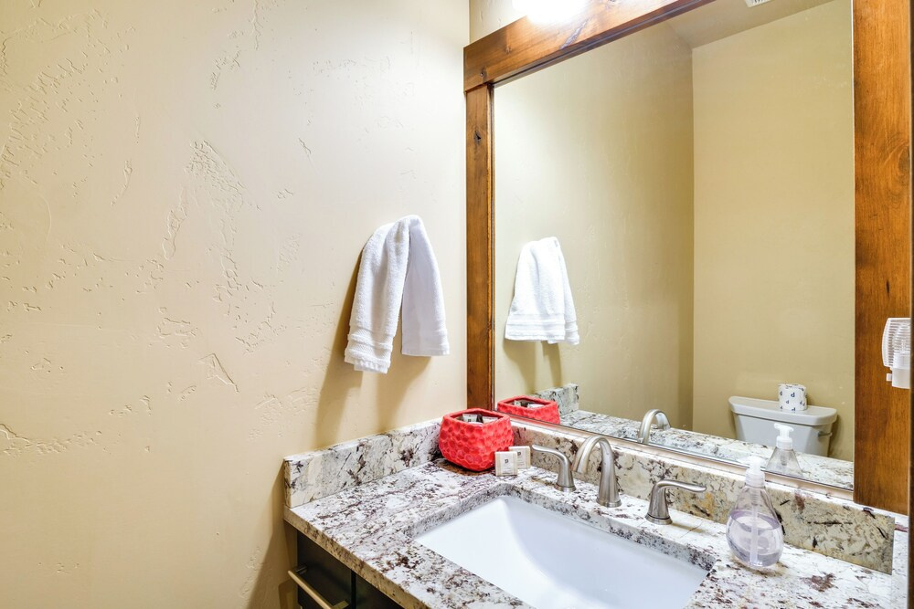 Frisco Condo w/ Rooftop Deck: Walk to Main St!