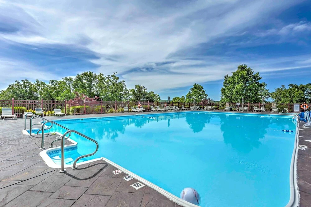 Modern Resort Condo ~ 3 Mi to Branson Landing