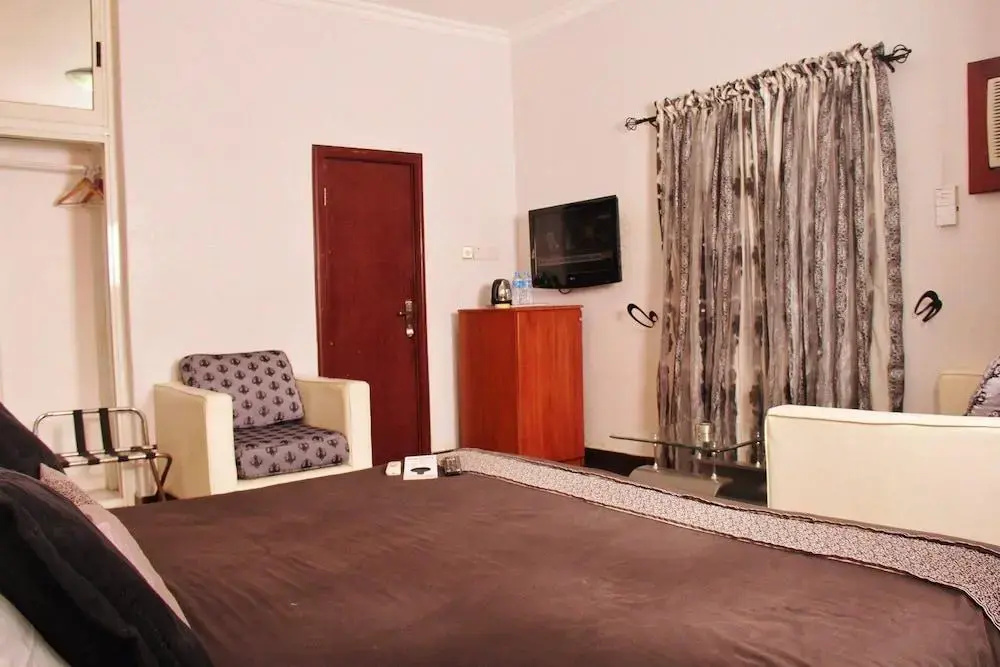 De-vine Plus Hotel and Suites