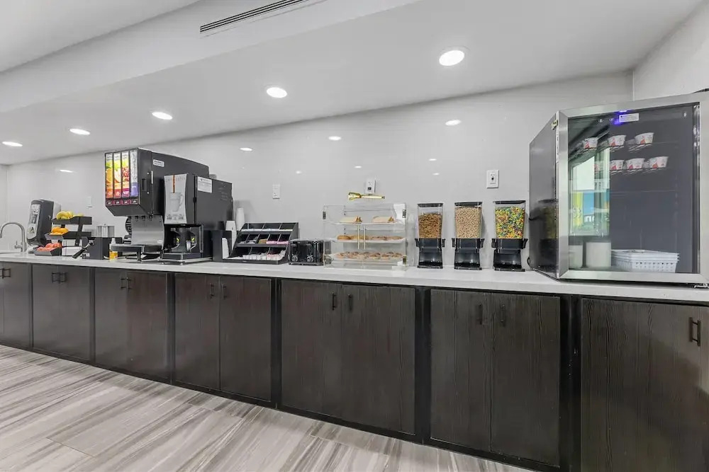 Days Inn & Suites by Wyndham Texas City - Galveston Area