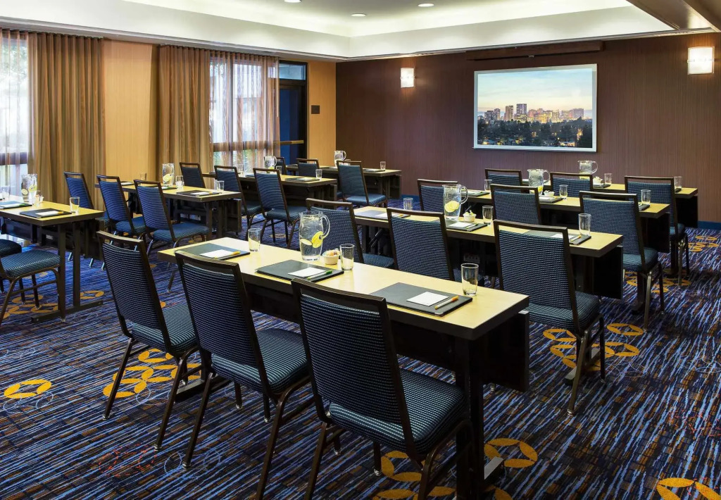 Courtyard by Marriott Oakland Airport