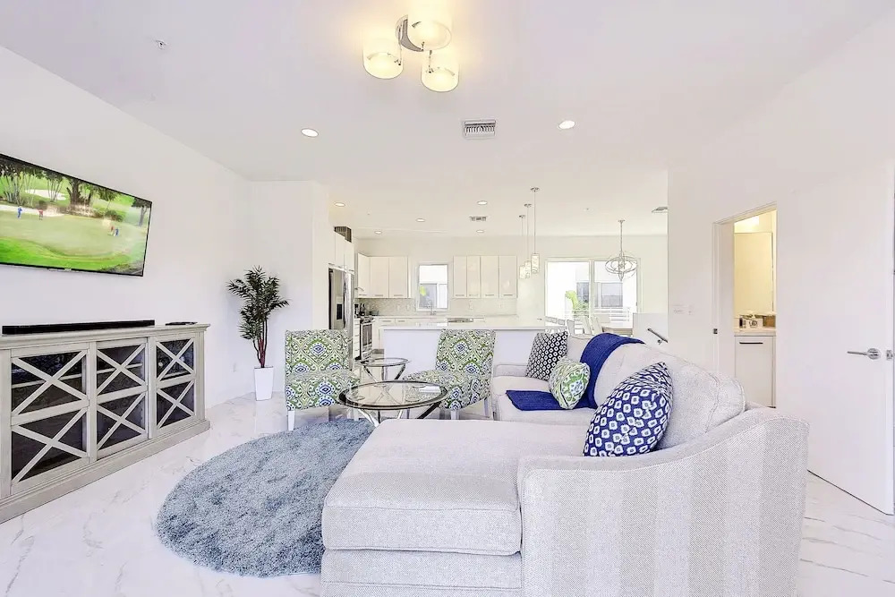 Tri-level Pompano Beach Townhouse by RedAwning