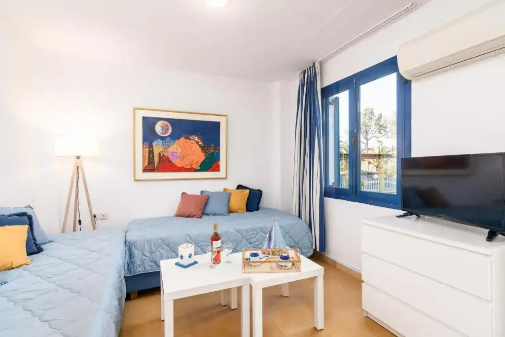 Blue & White Velvet 20m from the beach