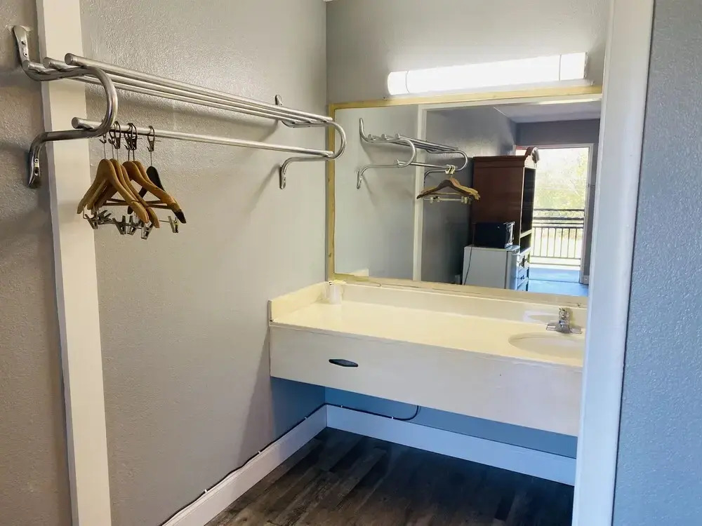 Travelers Place Inn & Suites