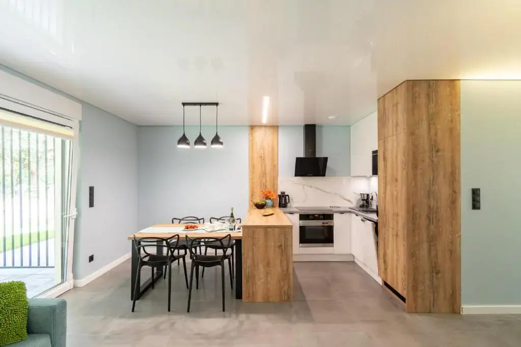 W Sam Las by Klif Ustka - Apartament na Parterze z Tarasem, Widokiem na Las i Parkingiem