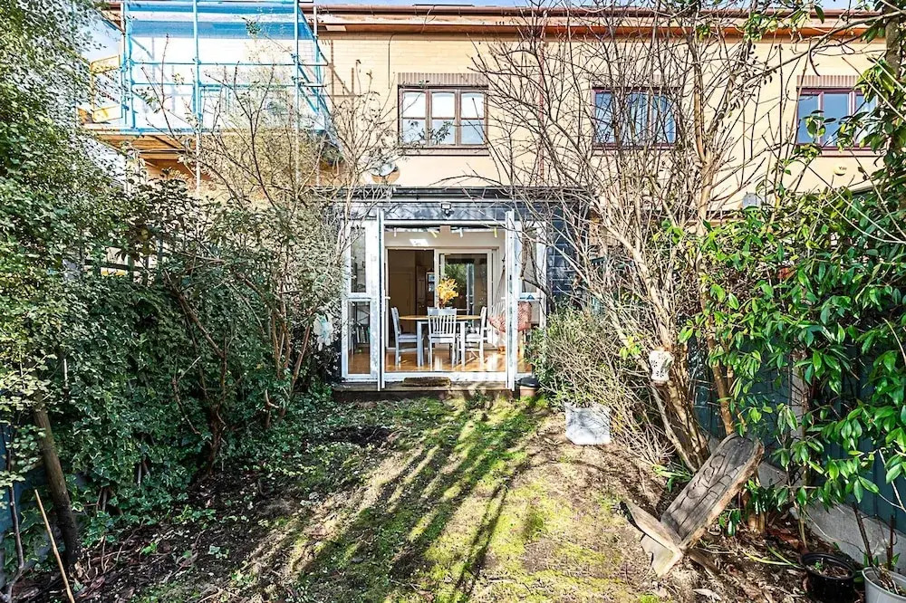 Stylish Spacious 3-bed Home in Vibrant Bow
