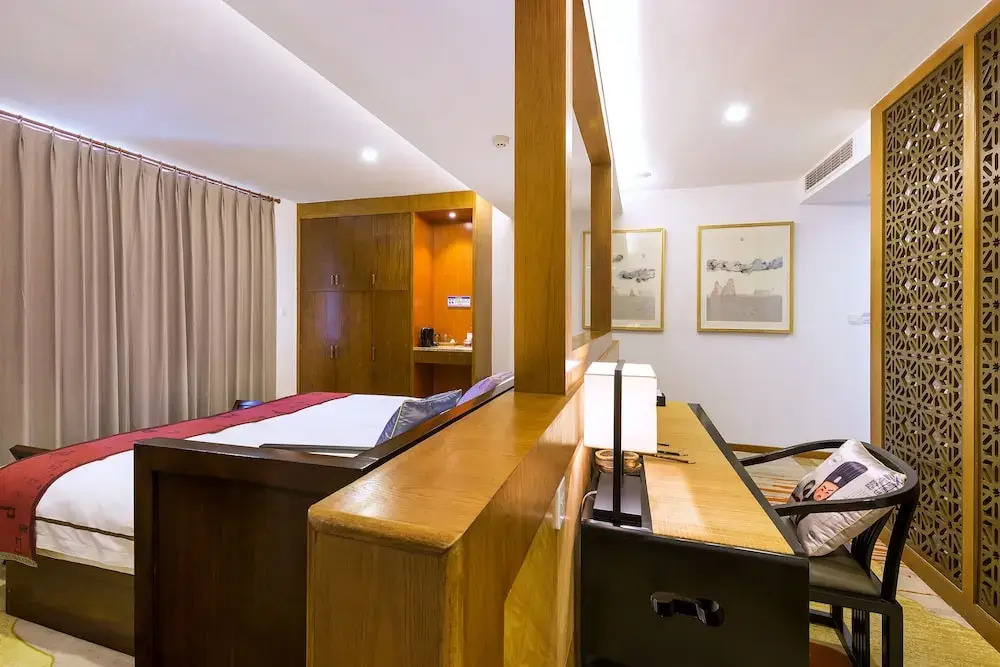 Longmen Impression Hotel