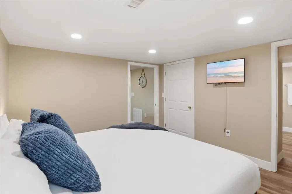 Perfect Lake Escape Near Bagnell Dam Strip