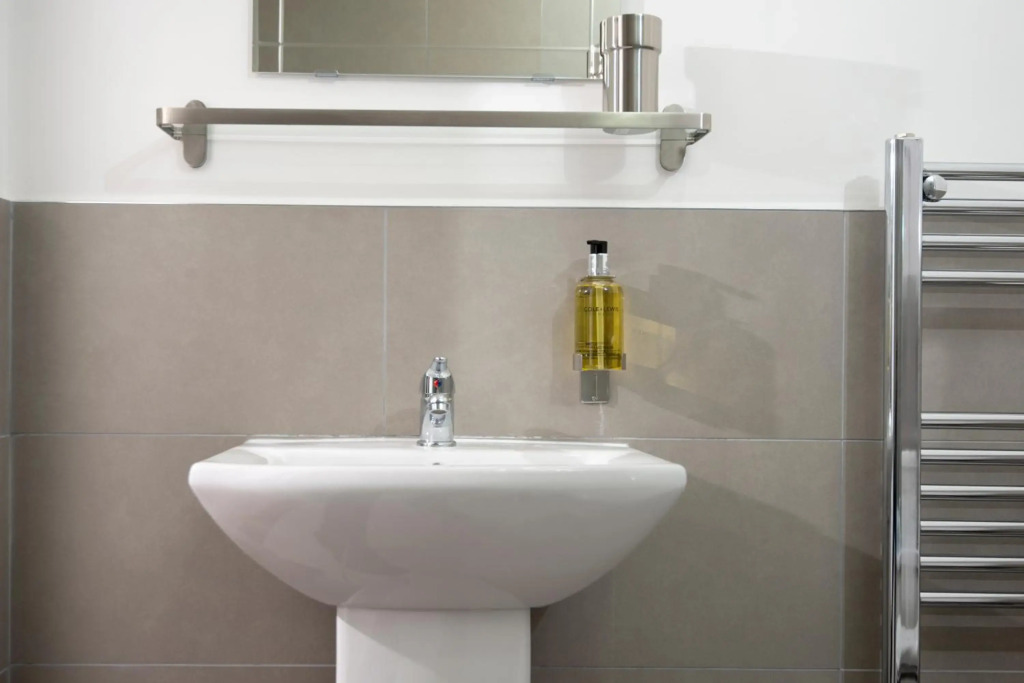Oliverball Serviced Apartments - Flat A - Spacious ground floor, 1 bedroom apartment in Central Southsea