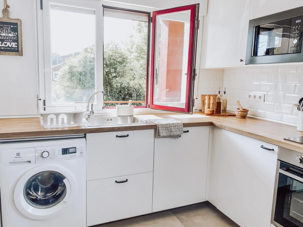 BELLA KALMA, acogedora casa con parking, jardin y wifi