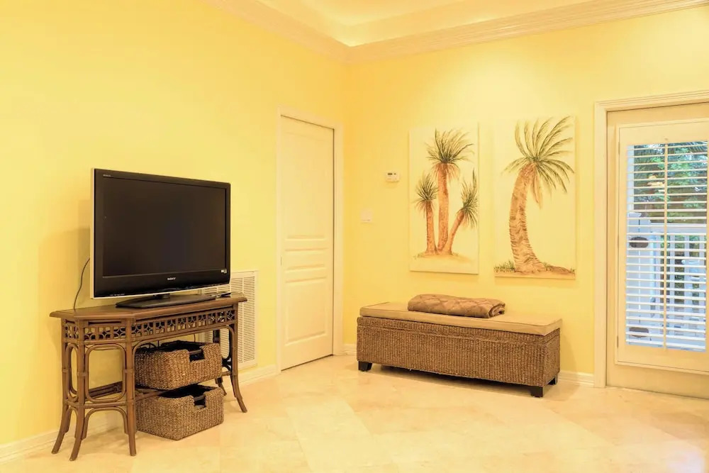 Spacious Ground Floor Condo With Semi-private Pool, 1 Block to Beach