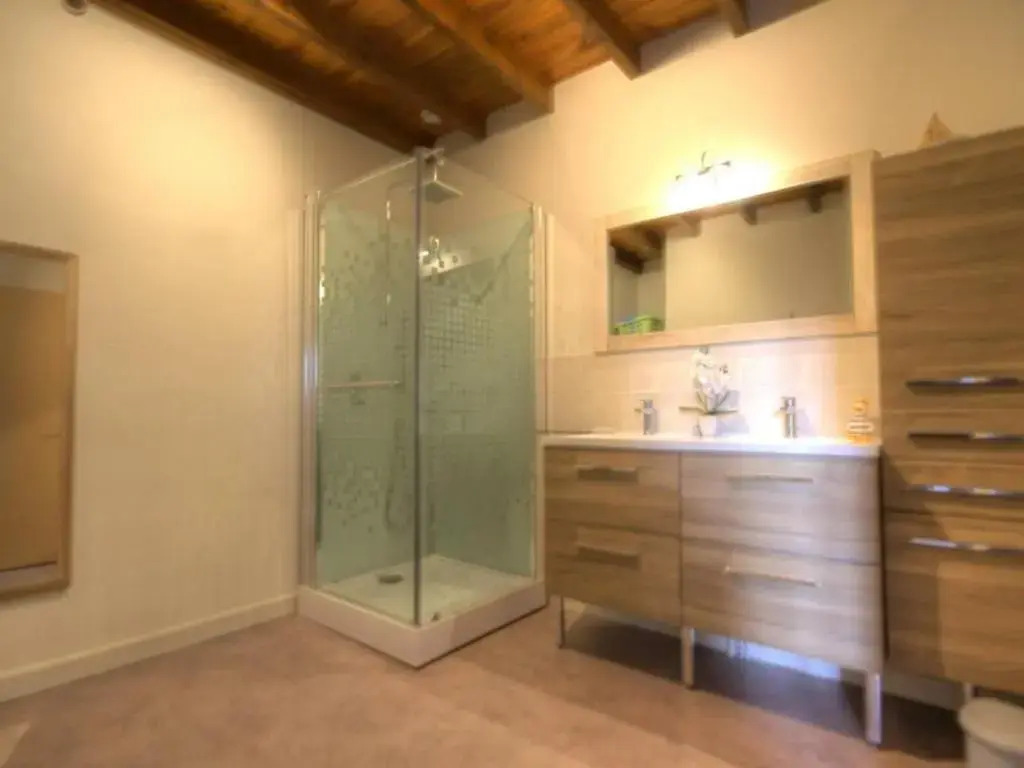 Gîte 80m² avec Terrasse, Wifi et Animaux Acceptés - FR-1-496-113