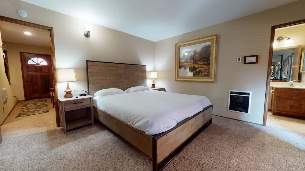 Helios North 6 Spacious and Bright, Pet-Friendly, Walk to The Village Gondola by RedAwning