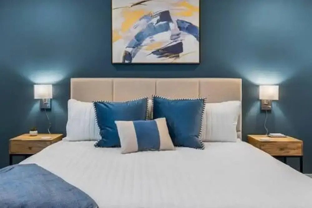 Clean and Cozy - King Bed - Close to Everything