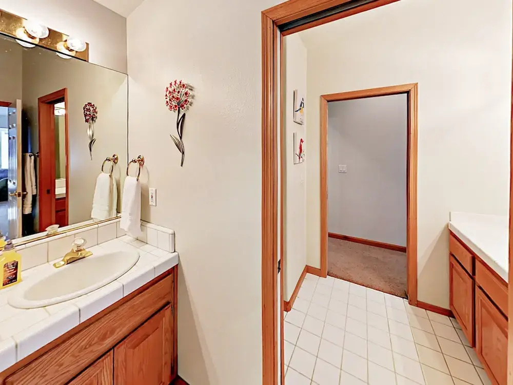 Peaceful W/ Private Hot Tub 5 Bedroom Home