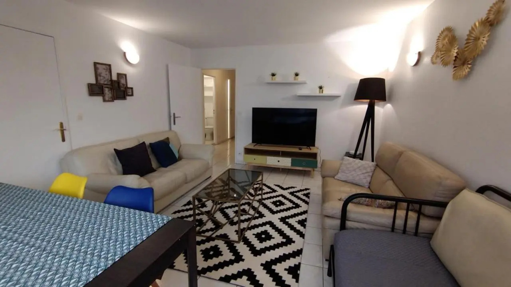5 mn (450 m) walk Metro/La Defense/3BR/8Pers