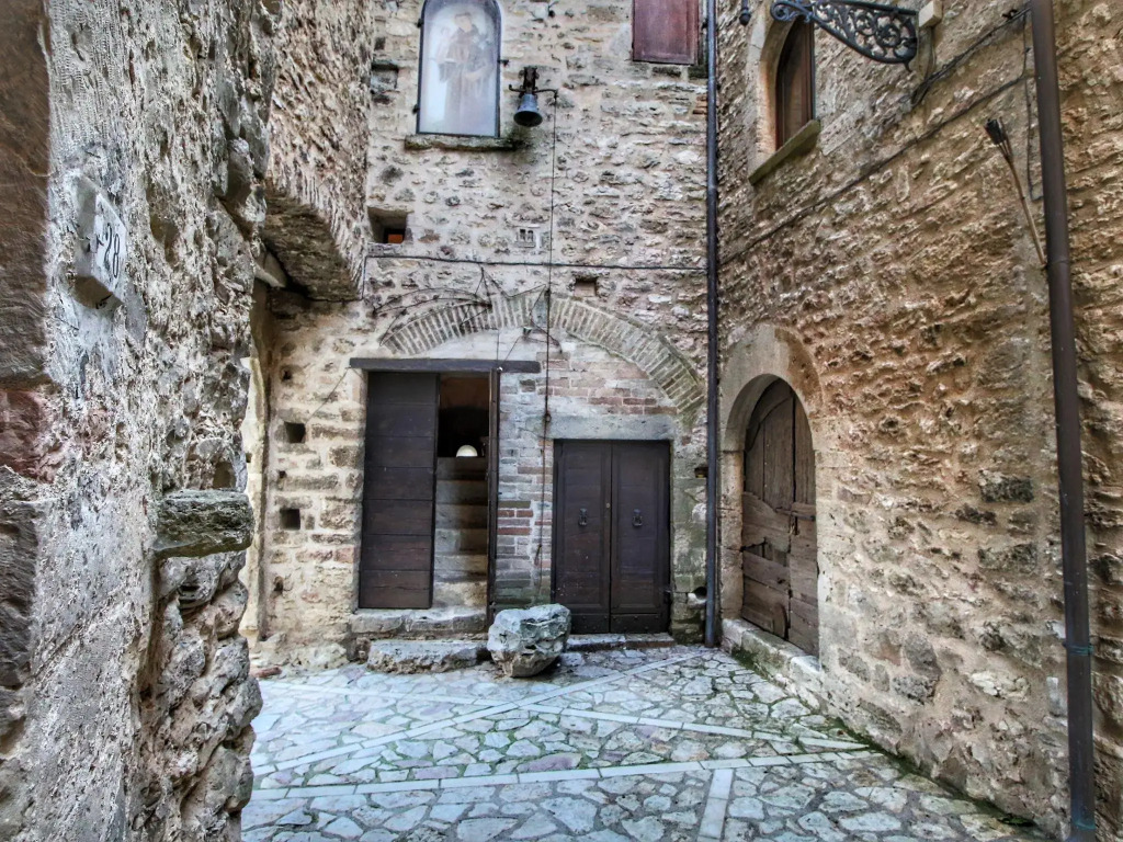 Umbria's Poolside Charm