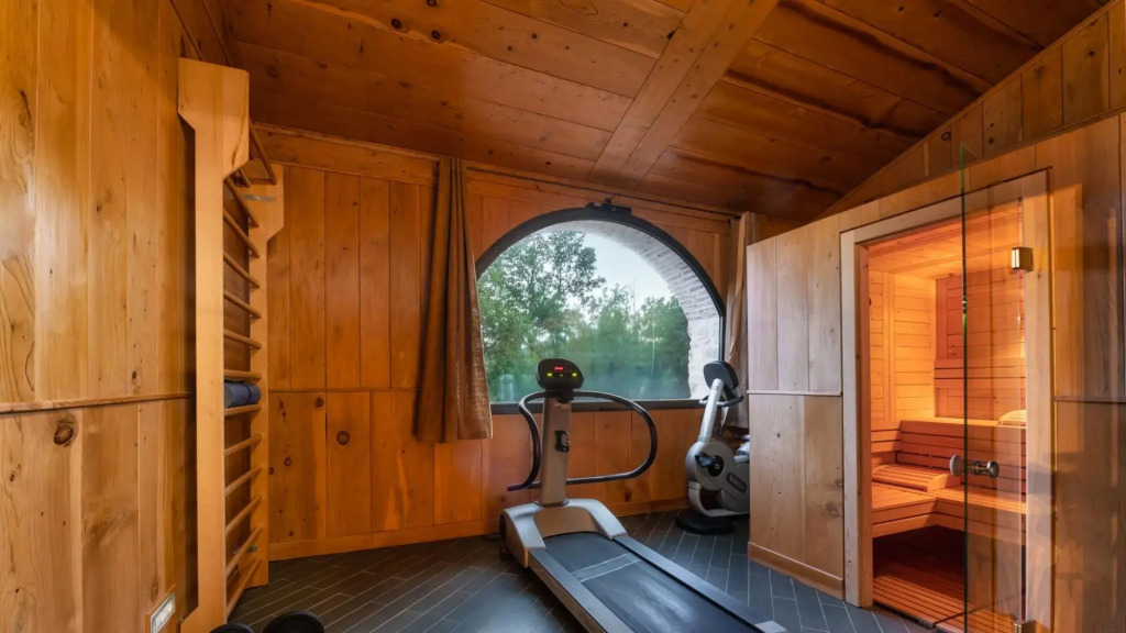 Villa just 14 km to Florence, 8 bedrooms. Private garden, pool heated and Wi-Fi!-La Leopoldina