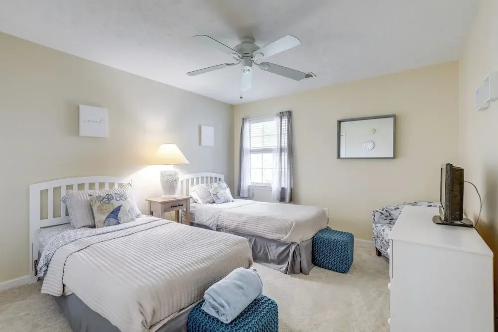 'southern Charm' Condo w/ Pool ~ 4 Mi to Broadway!