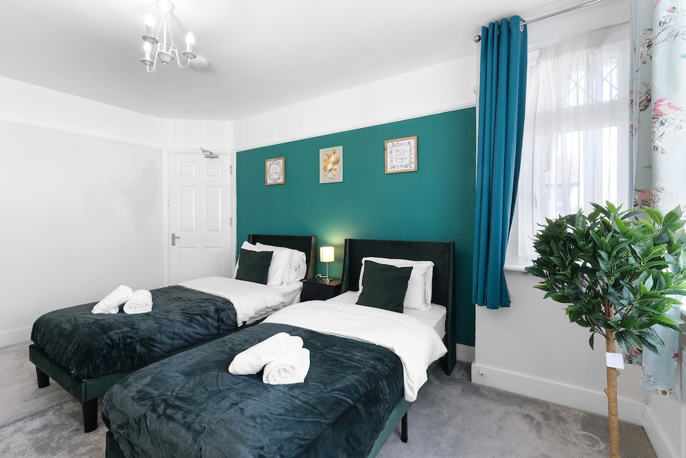 Spacious 5 Bedroom Family Home in Harrow
